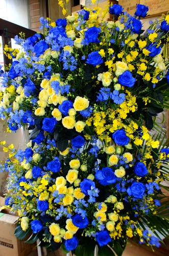 2019-7-27御祝ブルーローズスタンド花2段-1