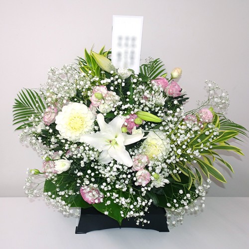 2020-10-23お供えアレンジメント黒台付